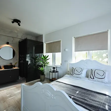 Alka - Cozy Room By The Sea With Private Hot Tub Njarthvik Exterior photo