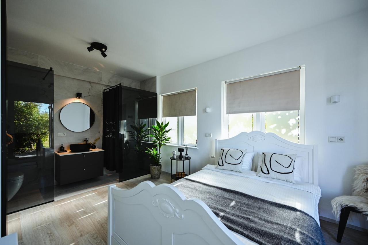 Alka - Cozy By The Sea With Private Hot Tub