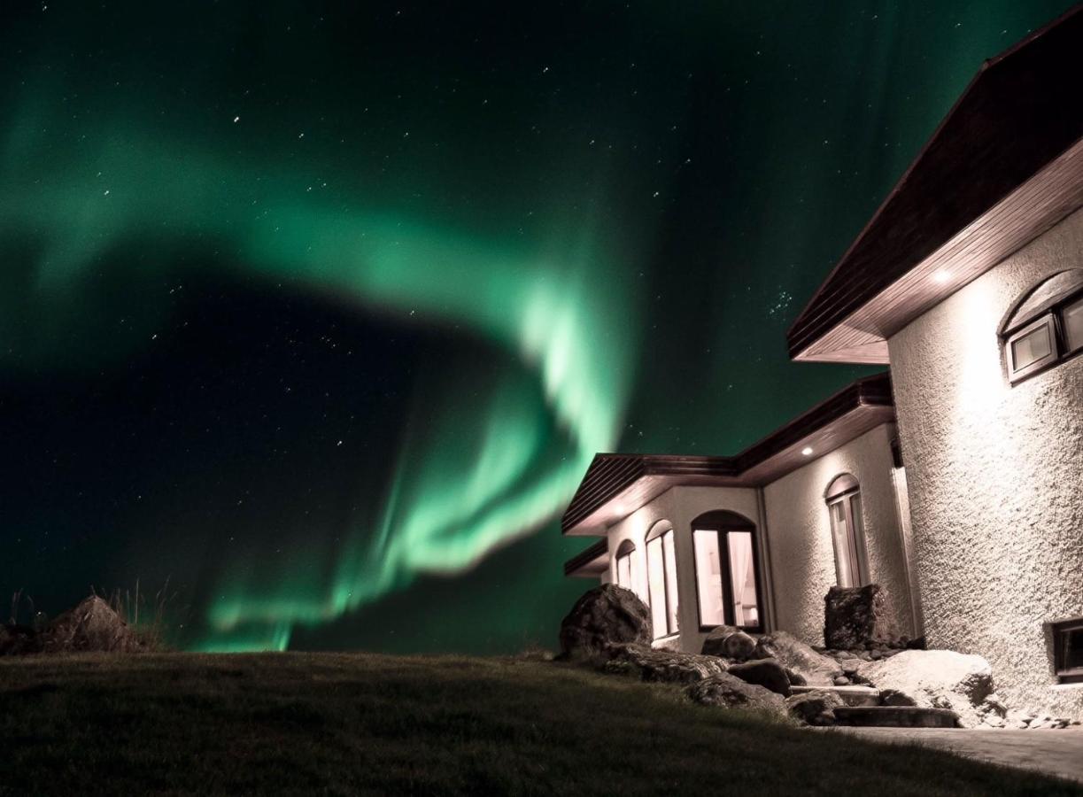 Apartment Alka - Cozy By The Sea With Private Hot Tub Njarthvik